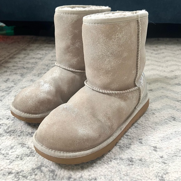 Ugg Classic Il Shimmer Metallic Bootie Silver Girls Winter Boots - Picture 3 of 12